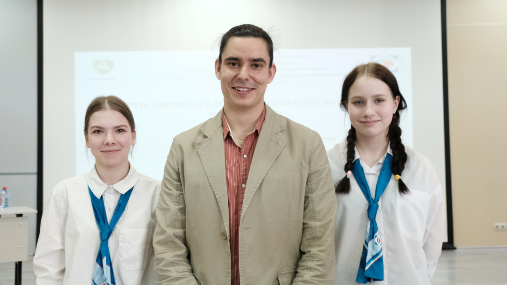 Участники конференции классов РАН под руководством Валентина Сычева.JPG