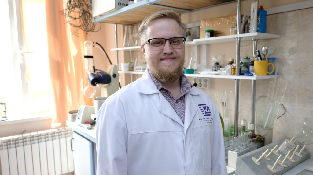 младший научный сотрудник Института химии и химической технологии СО РАН Виктор Голубков.JPG